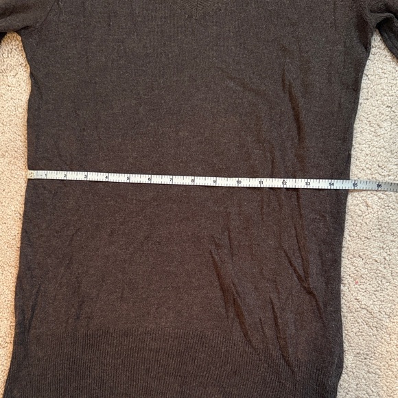 Mossimo lightweight Fitted Brown V-Neck Women's sweater - Picture 4 of 5